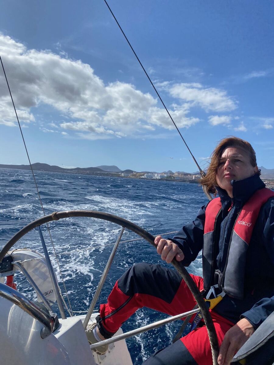 Frau am Steuer einer Segelyacht
